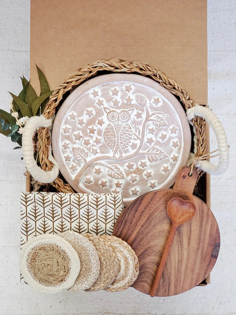 Round Bread Warmer Gift Box With Round Wooden Board and Spoon